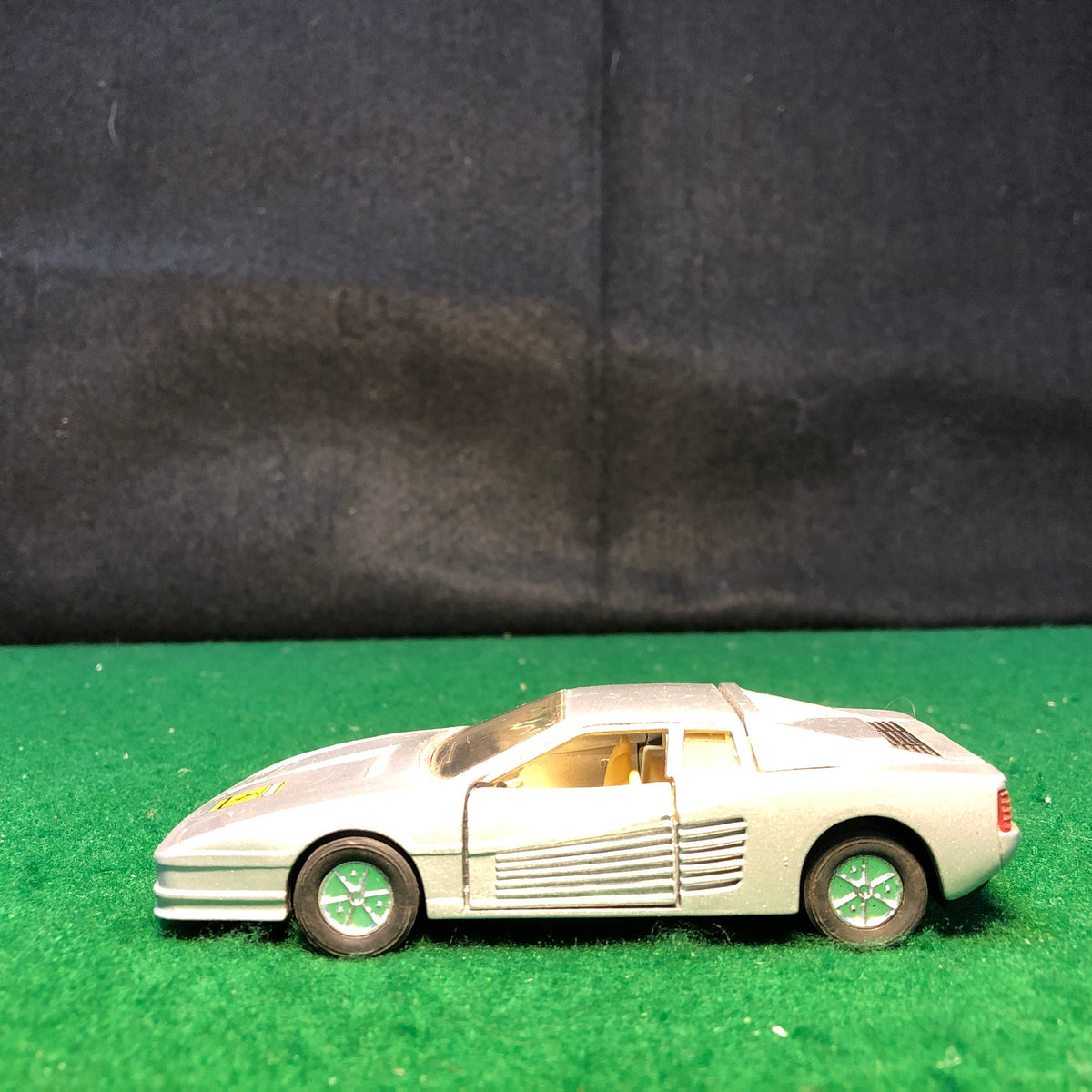 Ferrari Testarossa Gray Motorized 1:39 (SS-913)(No box)