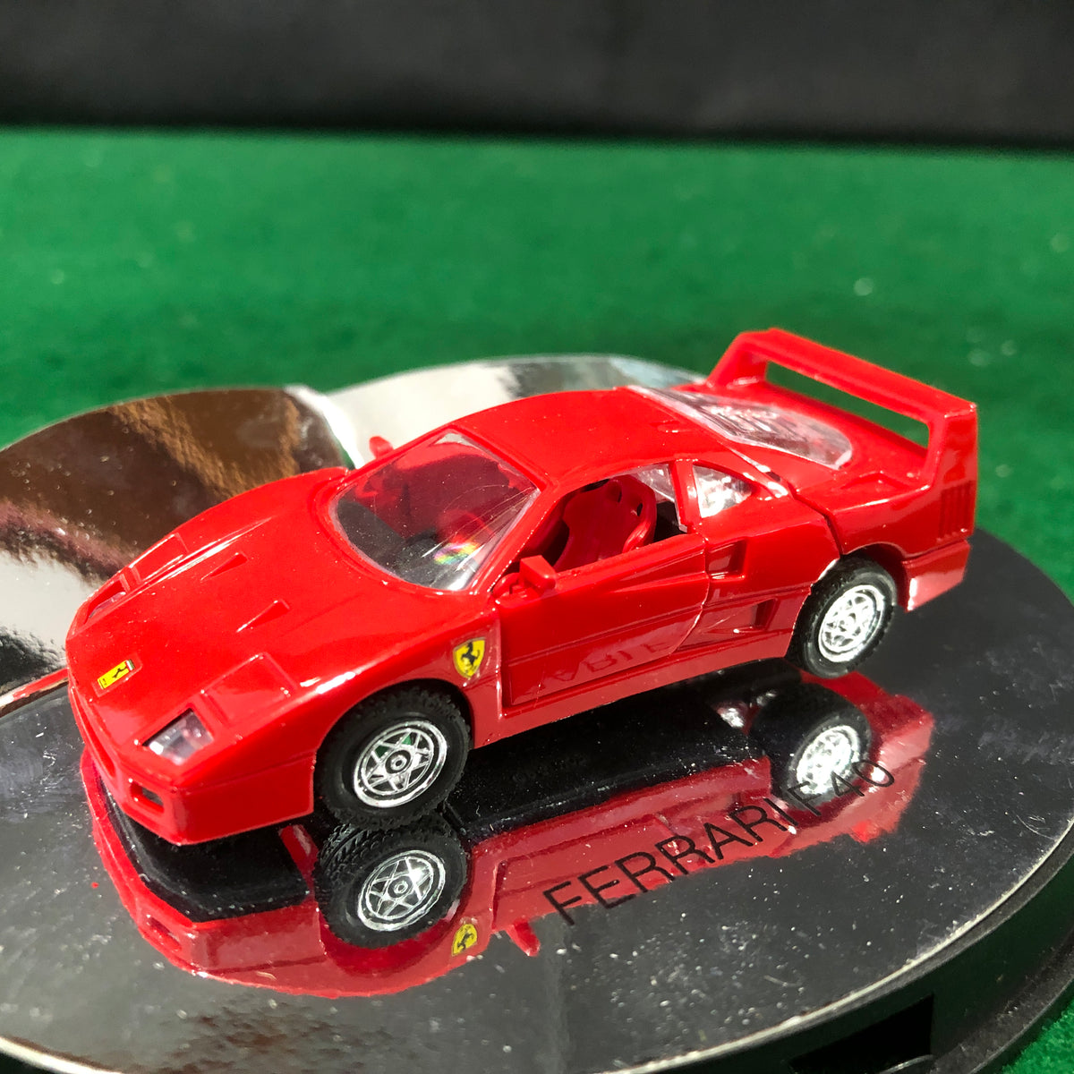 FERRARI F355 BERLINETTA rouge au 1/18 MAJORETTE voiture miniature de FERRARI F355 BERLINETTA rouge au 1/18 MAJORETTE voiture miniature de