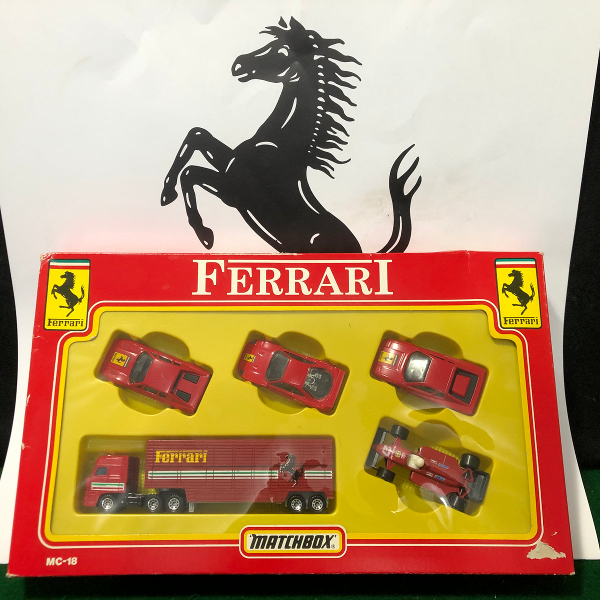 Ferrari 308 GTB F40 Testarossa F1 Car + Transporter Gift Set by