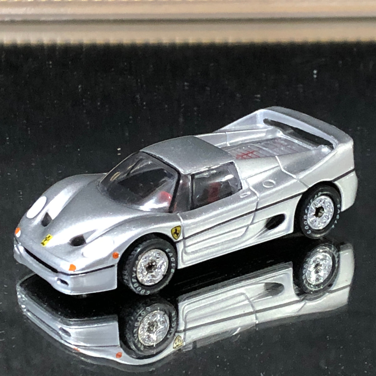 HotWheels 1:18 Ferrari F355 Berlinetta 1994 argent 25735 modèle voiture HotWheels 1:18 Ferrari F355 Berlinetta 1994 argent 25735 modèle voiture
