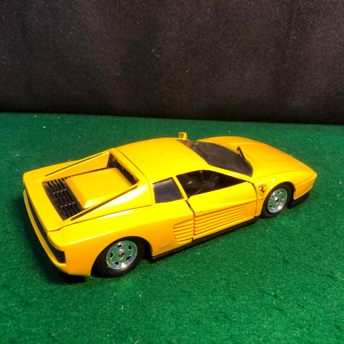 Vntage Burago Ferrar Testarossa 1984 De-cast Made n taly 1:18