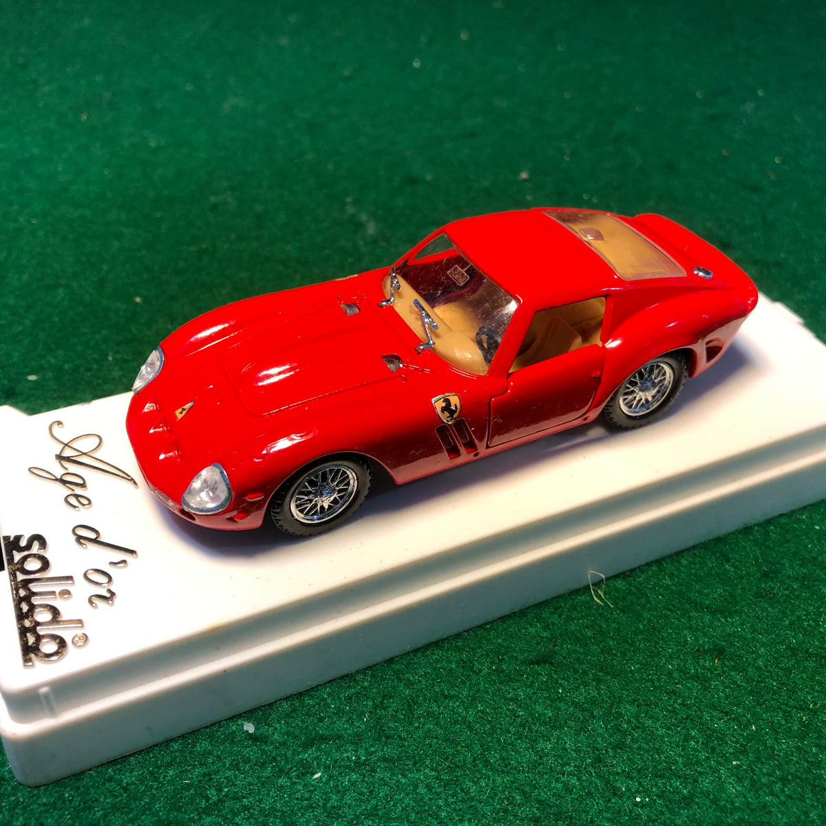 Ferrari 250 GTO 1964 Red by Solido 1:43 (4506)(White base