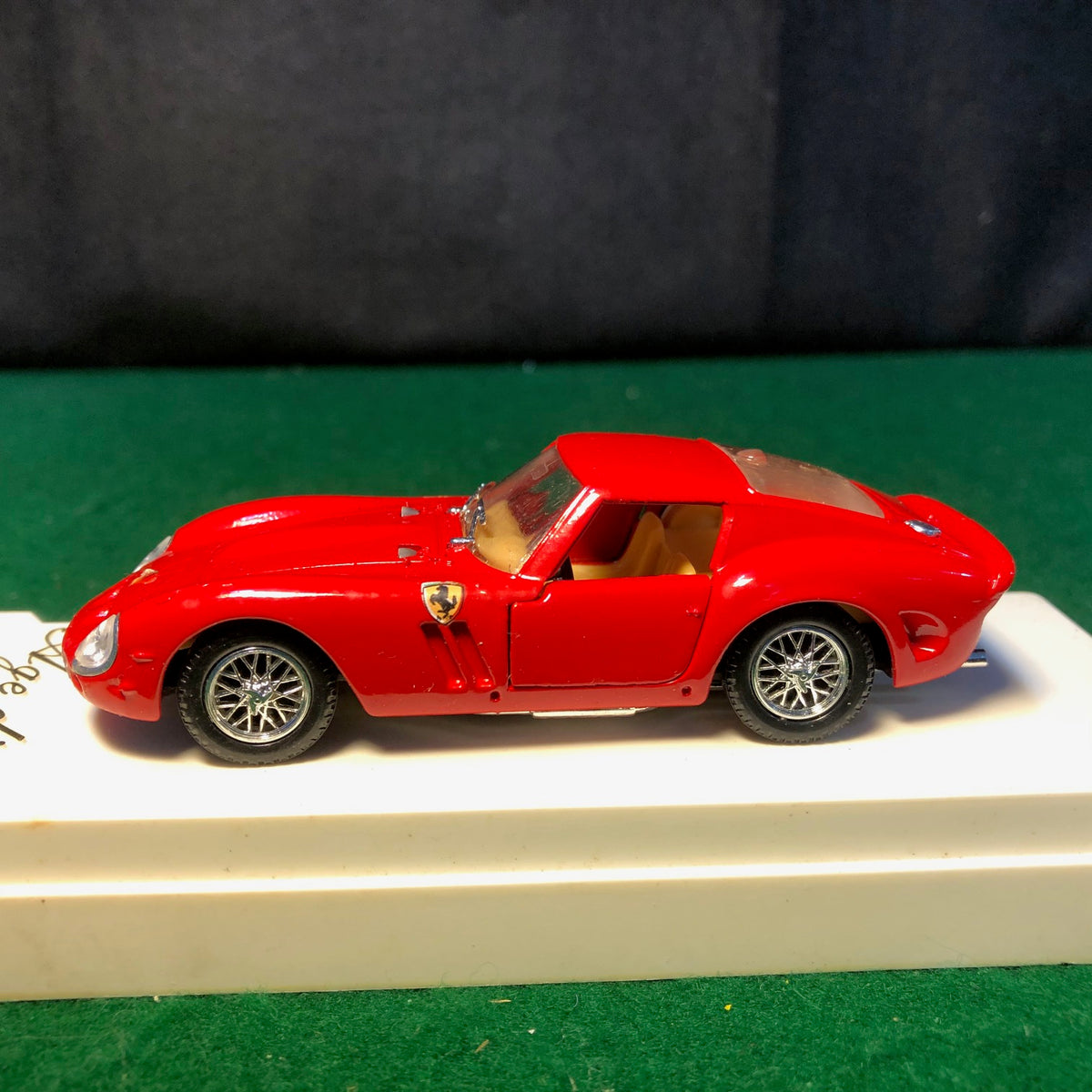 Ferrari 250 GTO 1964 Red by Solido 1:43 (4506)(White base)